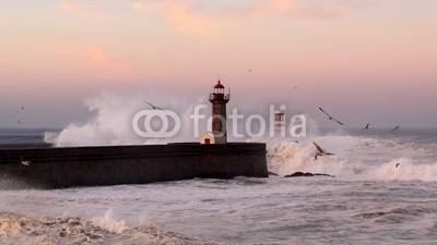 Zacarias da Mata, Storm at dawn (leuchtturm, morgengrauen, welle, ozean, stürmisch, sturm, herbst, atlantic, leuchtfeuer, groß, vögel, blau, klima, wolken, küste, farbe, gefahr, tage, duero, dramatisch, energie, fließen, schaum, schwer, horizont, licht, morgens, mund, natur, drauße)