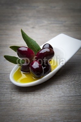 hiphoto39, red olives on a platter (oliven, öl, oliven, bit, gesund, deckel, beere, ungekocht, pickled, aroma, obst, briefpapier, öl, flavour, grün, katar, diät, gesundheit, gold, frisch, essen, reif, ernte, genuß, lecker, essen, vor kurzem, auslese, natur, landwirtschaft, verkostun)