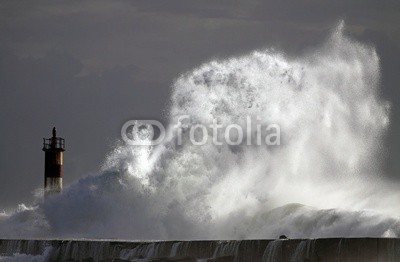 Zacarias da Mata, Big Waves (welle, sturm, stürmisch, ozean, groß, atlantic, leuchtfeuer, kalamität, klima, farbe, wirbelsturm, gefahr, dunkel, tage, katastrophe, dramatisch, energie, fließen, freiheit, gott, schwer, hoffnung, horizont, orkan, landschaft, licht, leuchtturm, mari)