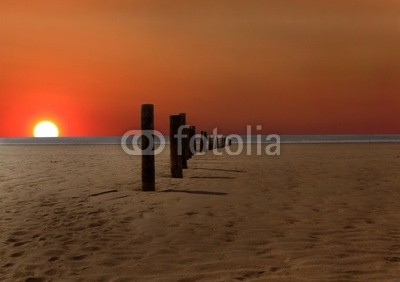 Paul Lampard, Beach sunset with post (backgrounds, strand, sonnenuntergänge, schöner, karibik, wolken, küste, küste, farbe, traum, entfliehen, exotisch, fantasy, ozean, orange, paradise, einträchtig, rot, entspannend, rendern, steigung, romantisch, landschaftlich, meer, seelandschaf)