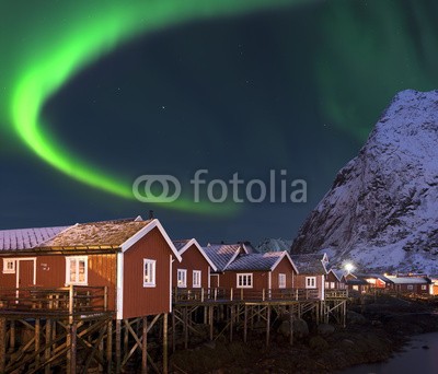 Blickfang, Nordlicht in Reine Lofoten Norwegen (lofoten, norge, hütte, rot, polarkreis, winter, arktis, nacht, niemand, licht, nordlicht, beleuchtet, natur, dunkel, landschaft, himme)