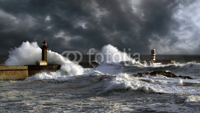 Zacarias da Mata, Stormy sunset in Douro Harbor (stürmisch, sturm, bewölkt, welle, ozean, leuchtturm, pfeiler, porto, atlantic, leuchtfeuer, groß, blau, klima, wolken, farbe, wirbelsturm, gefahr, dunkel, tage, katastrophe, duero, dramatisch, energie, fließen, freiheit, gott, hafen, schwer, hoffnun)