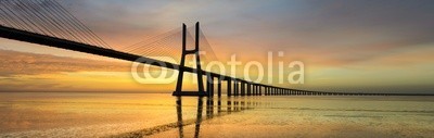 Mapics, Panorama image of the Vasco da Gama bridge in Lisbon (lissabon, portugal, brücke, lissabon, orientierungspunkt, tajo, modern, architektur, berühmt, licht, metall, panorama, rivers, meer, wasser, sonne, sunrise, gelb, blau, sand, strom, himmel, wolken, groß, lang, besinnung, sonnenuntergänge, ingenieurwese)