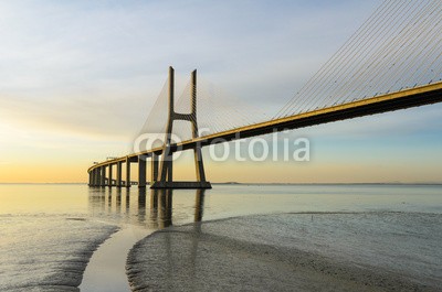 Mapics, Vasco da Gama bridge at sunrise, Lisbon (brücke, expo, berühmt, orientierungspunkt, licht, lissabon, lissabon, metall, portugal, rivers, meer, tajo, wasser, sonne, sunrise, gelb, blau, strom, himmel, wolken, groß, lang, besinnung, sonnenuntergänge, ingenieurwesen, enorm, europa, strukture)