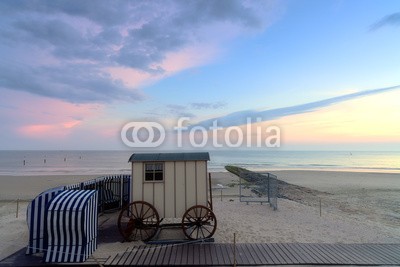 Blickfang, umkleidewagen am Strand (sand, nordsee, wasser, urlaub, himmel, blau, norderney, deutsch, europa, welle, stranden, sonne, sonnenuntergänge, strandkor)
