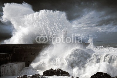 Zacarias da Mata, North Atlantic stormy waves (stürmisch, sturm, welle, ozean, porto, pfeiler, atlantic, leuchtfeuer, groß, himmel, blau, klima, wolken, bewölkt, farbe, wirbelsturm, gefahr, dunkel, tage, katastrophe, duero, dramatisch, energie, fließen, freiheit, gott, schwer, hoffnung, orka)