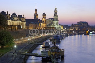 Blickfang, Elbufer bei Nacht Dresden (nacht, beleuchtet, schloss, dom, kirche, elba, wasser, boot, boot, himmel, blau, touristisch, sehenswürdigkeit, deutsch, dresde)