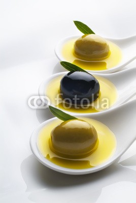 hiphoto39, olive green and black olives (oliven, oliven, öl, olive-oil, aroma, genuß, essen, ernährung, essen, küche, restaurant, bar, instandsetzung, obst, beere, grün, zutaten, gesund, sample, flavour, natur, natürlich, löffeln, weiß, vertikal, stilleben, briefpapier, oval, mittelmee)