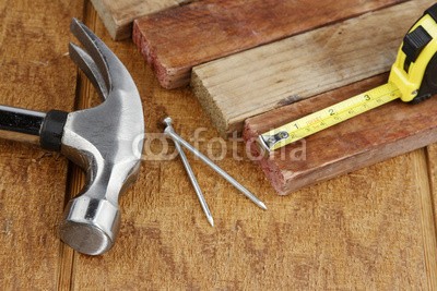 Les Cunliffe, Work tools (handwerkzeug, hämmern, ausstattung, konstruktion, zimmerei, close-up, konzept, holzterrasse, bodenbeläge, fixieren, aufbauen, hardware, innen, industrie, inneres, punkt, bauholz, makro, nageln, stilleben, nageln, niemand, objekt, plank, sanierun)