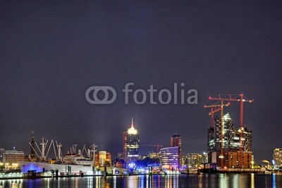 Marco2811, Hamburger bei Nacht (hamburg, skyline, elba, hafen, industrie, nacht, wasser, gebäude, attraktion, architektur, orientierungspunkt, baugelände, kräne, beleuchtet, nachtaufnahme, oper, beleuchtung, himmel, kräne, michaelis, michel, panorama, schiff, boot, st, stad)