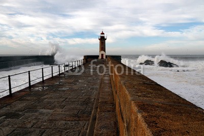Zacarias da Mata, Rough sea day in Porto (leuchtturm, porto, pfeiler, sturm, welle, atlantic, leuchtfeuer, groß, blau, klima, wolken, bewölkt, farbe, wirbelsturm, gefahr, dunkel, tage, katastrophe, dramatisch, energie, fließen, freiheit, gott, granite, gitter, schwer, hoffnung, orkan, landschaf)