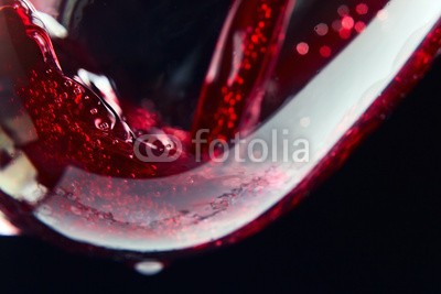 Igor Normann, Red wine on a black background (abstrakt, alkohol, backgrounds, schaum, bar, schwarz, getränke, bordeaux, blase, cabernet, close-up, entwerfen, trinken, entladen, fallen lassen, elemente, glas, foodie, flüssigkeit, makro, merlot, bewegung, mustern, gießen, rot, restaurant, platsc)