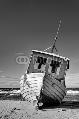 Frank Waßerführer, Ostseekutter (fischerboot, cutter, trawler, schiff, boot, ostsee, stranden, küste, meer, ufer, insel, usedom, mecklenburg-vorpommern, wasser, welle, sand, blue sky, fischfang, brandung, landschaft, schwarzweiß, schwarzweiß, monochro)