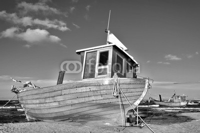 Frank Waßerführer, Ostseekutter (fischerboot, cutter, trawler, schiff, boot, ostsee, stranden, küste, meer, ufer, insel, usedom, mecklenburg-vorpommern, wasser, welle, sand, blue sky, fischfang, brandung, landschaft, schwarzweiß, schwarzweiß, monochro)