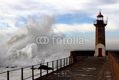 Zacarias da Mata, Rough sea day in Porto (sturm, welle, ozean, porto, leuchtturm, leuchtfeuer, atlantic, groß, blau, klima, wolken, bewölkt, farbe, wirbelsturm, gefahr, dunkel, tage, katastrophe, dramatisch, energie, fließen, freiheit, gott, granite, gitter, schwer, hoffnung, orkan, landschaf)