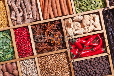 andriigorulko, spices and herbs in wooden box (essen, gewürz, kraut, würze, zutaten, würze, aroma, aromatisch, box, holz, hölzern, kultur, pfeffer, chilies, chiles, zimt, kardamom, vanille, koriander, anis, muskatnuß, gewürznelke, piment, calamus, bockshornklee, ingwer, rosmarin, zwiebel, trocke)