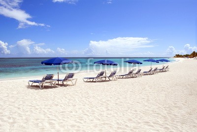 FER737NG, Caribbean beach. (strand, karibik, tropisch, meer, insel, urlaub, paradise, paradiesisch, blau, türkis, liegestuhl, regenschirm, entspannen, schwarm, bellen, ozean, küste, isoliert, ruhig, niemand, reisen, phantastisch, anblick, wertpapier, fotografi)