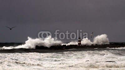 Zacarias da Mata, Stormy seas (welle, leuchtfeuer, leuchtturm, vögel, portugal, pfeiler, sturm, atlantic, groß, kalamität, klima, farbe, wirbelsturm, gefahr, dunkel, tage, katastrophe, dramatisch, energie, fließen, freiheit, gott, schwer, hoffnung, horizont, orkan, landschaft, lich)