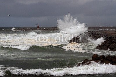 Zacarias da Mata, Storm in the harbor (leuchtturm, portugal, pfeiler, sturm, wind, welle, atlantic, leuchtfeuer, groß, blau, klima, bewölkt, farbe, wirbelsturm, gefahr, dunkel, tage, dramatisch, energie, fließen, freiheit, gott, schwer, hoffnung, horizont, landschaft, licht, marin, natu)