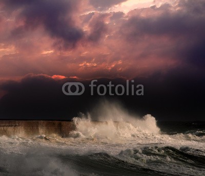 Zacarias da Mata, Storm under red sunset (pfeiler, wind, welle, ozean, sonnenuntergänge, stürmisch, sturm, atlantic, groß, blau, klima, farbe, wirbelsturm, gefahr, dunkel, tage, katastrophe, dramatisch, energie, fließen, freiheit, gott, hafen, schwer, hoffnung, horizont, orkan, landschaf)