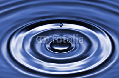 nasared, Wassertropfen (aufprall, aufsteigen, besinnung, bewegung, blase, blau, close-up, energie, erfrischend, erfrischend, fallen, farbe, flüssigkeit, frisch, gefroren, trinken, wasser, klar, luftblasen, makro, meteor, nass, physik, platsch, regen, sauber, reinheit, saube)