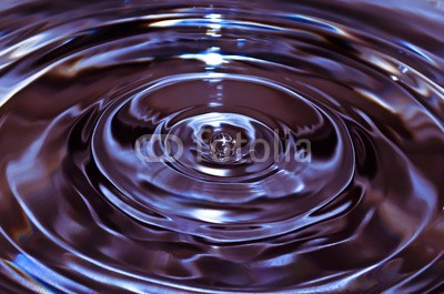 nasared, Wassertropfen (aufprall, aufsteigen, besinnung, bewegung, blase, blau, close-up, energie, erfrischend, erfrischend, fallen, farbe, flüssigkeit, frisch, gefroren, trinken, wasser, klar, luftblasen, makro, meteor, nass, physik, platsch, regen, sauber, reinheit, saube)