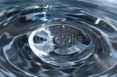 nasared, Wassertropfen (aufprall, aufsteigen, besinnung, bewegung, blase, blau, close-up, energie, erfrischend, erfrischend, fallen, farbe, flüssigkeit, frisch, gefroren, trinken, wasser, klar, luftblasen, makro, meteor, nass, physik, platsch, regen, sauber, reinheit, saube)