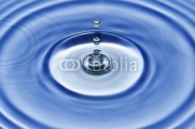 nasared, Wassertropfen (aufprall, aufsteigen, besinnung, bewegung, blase, blau, close-up, energie, erfrischend, erfrischend, fallen, farbe, flüssigkeit, frisch, gefroren, trinken, wasser, klar, luftblasen, makro, meteor, nass, physik, platsch, regen, sauber, reinheit, saube)