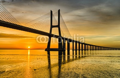 Mapics, Vasco da Gama bridge at sunrise, Lisbon (brücke, lissabon, portugal, rot, gelb, wolken, groß, lang, berühmt, orientierungspunkt, licht, lissabon, rivers, meer, tajo, wasser, sonne, sunrise, strom, himmel, besinnung, sonnenuntergänge, ingenieurwesen, enorm, europa, strukturen, metall, exp)