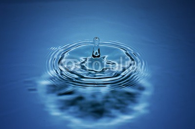 nasared, Wassertropfen (aufprall, aufsteigen, besinnung, bewegung, blase, blau, close-up, energie, erfrischend, erfrischend, fallen, farbe, flüssigkeit, frisch, gefroren, trinken, wasser, klar, luftblasen, makro, meteor, nass, physik, platsch, regen, sauber, reinheit, saube)