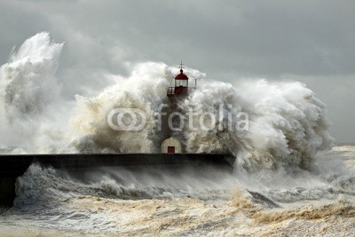 Zacarias da Mata, Windy Coast (welle, duero, leuchtturm, stürmisch, sturm, meer, ozean, dunkel, tsunamis, weiß, fließen, wind, draußen, porto, küste, schwer, fels, wolken, reisen, kräfte, pfeiler, tage, dramatisch, orkan, gott, licht, freiheit, katastrophe, sonne, portuga)