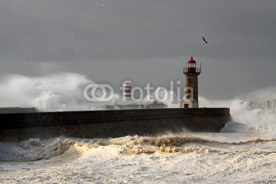 Zacarias da Mata, Windy Coast (wind, sturm, meer, welle, ozean, dunkel, tsunamis, weiß, fließen, draußen, porto, küste, schwer, fels, wolken, reisen, stürmisch, leuchtturm, kräfte, pfeiler, tage, dramatisch, orkan, gott, licht, freiheit, katastrophe, sonne, portugal, leuchtfeue)