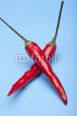 hiphoto39, blue and red (chilies, pfeffer, x, multiplikation, rot, gemüse, essen, hot, ernährung, nahrung, gastronomie, zeichen, symbol, beförderung, beere, gemüse, blau, hitze, essen, isoliert, stilleben, farb, gewürz, band, gesund, natürlich, würze, mexiko, vertika)