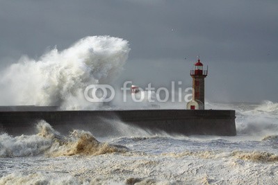 Zacarias da Mata, Windy Coast (pfeiler, leuchtturm, sturm, meer, welle, ozean, dunkel, tsunamis, weiß, fließen, wind, draußen, porto, küste, schwer, fels, wolken, reisen, stürmisch, kräfte, tage, dramatisch, orkan, gott, licht, freiheit, katastrophe, sonne, portugal, leuchtfeue)