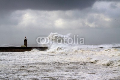 Zacarias da Mata, Windy Coast (pfeiler, leuchtturm, sturm, meer, welle, ozean, dunkel, tsunamis, weiß, fließen, wind, draußen, porto, küste, schwer, fels, wolken, reisen, stürmisch, kräfte, tage, dramatisch, orkan, gott, licht, freiheit, katastrophe, sonne, portugal, leuchtfeue)