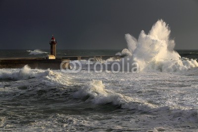 Zacarias da Mata, April in Portugal - Waves (welle, sturm, april, meer, draußen, porto, küste, schwer, weiß, fels, reisen, stürmisch, leuchtturm, kräfte, pfeiler, fließen, tage, dramatisch, orkan, gott, licht, freiheit, abend, katastrophe, portugal, dunkel, leuchtfeuer, energie, strom, hoffnun)