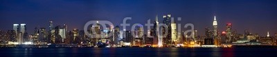 Oleksandr Dibrova, Manhattan skyline panorama at dusk, New York City (manhattan, new york city, panoramisch, licht, abenddämmerung, stadtlandschaft, new york city, skyline, panorama, hudson, downtown, stadt, amerika, architektur, gebäude, reiseziel, abend, berühmt, financial district, hochhaus, angestrahl)