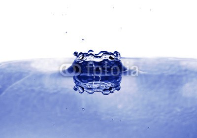 nasared, Wassertropfen (aufprall, aufsteigen, besinnung, bewegung, blase, blau, close-up, energie, erfrischend, erfrischend, fallen, farbe, flüssigkeit, frisch, gefroren, trinken, wasser, klar, luftblasen, makro, meteor, nass, physik, platsch, regen, sauber, reinheit, saube)