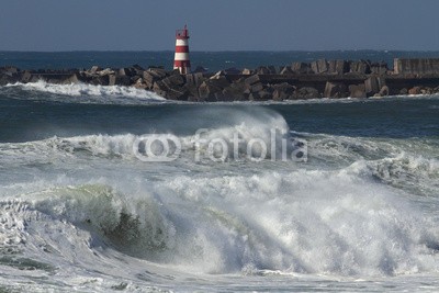 Zacarias da Mata, Sunny storm (tsunamis, sturm, welle, pfeiler, küste, fels, wind, wetter, wasser, ozean, draußen, kalamität, schwer, weiß, reisen, stürmisch, leuchtturm, kräfte, fließen, tage, dramatisch, orkan, horizont, gott, licht, freiheit, katastrophe, sonne, portuga)