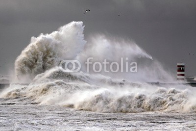 Zacarias da Mata, Big Waves (sturm, meer, welle, ozean, dunkel, tsunamis, weiß, fließen, wind, draußen, porto, küste, schwer, fels, wolken, reisen, stürmisch, leuchtturm, kräfte, pfeiler, tage, dramatisch, orkan, gott, licht, freiheit, katastrophe, sonne, portugal, leuchtfeue)