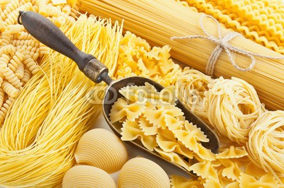 andriigorulko, retro still life with assortment of uncooked pasta (pasta, nudel, essen, makkaroni, nudeln, spaghetti, sätze, stilleben, different, italienisch, roh, haufen, mahlzeit, tagliatelle, tagliatelle, studio, ungekocht, getreide, gastronomie, gruppe, sortiment, schlenge, retr)