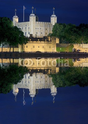 Blickfang, Tower of London Spiegelung in der Themse (london, themse, sehenswürdigkeit, touristisch, symbol, schloss, festung, beleuchtet, spiegelung, england, europa, wasser, blau, himme)