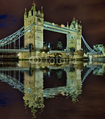 Blickfang, Tower  London beleuchtet (englisch, britischer, england, london, architektonisch, sehenswürdigkeit, hauptstadt, historisch, reiseziel, urlaub, stadtlandschaft, überbrückung, themse, flux, blau, blue sky, schloss, beleuchtet, nacht, abend, spiegelun)