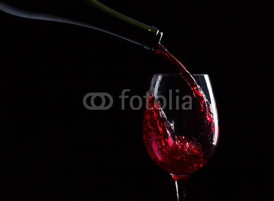 Igor Normann, bottle and glass with red wine (abstrakt, wein, rotwein, alkohol, backgrounds, schaum, bar, schwarz, getränke, bordeaux, blase, cabernet, close-up, entwerfen, trinken, entladen, flasche, grün, glas, foodie, flüssigkeit, merlot, bewegung, mustern, gießen, rot, restaurant, platsc)