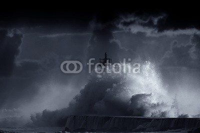 Zacarias da Mata, Blue storm (sturm, welle, blau, leuchtfeuer, groß, schwarz, schwarzweiß, bw, kalamität, klima, wolken, bewölkt, farbe, wirbelsturm, gefahr, dunkel, tage, katastrophe, dramatisch, energie, fließen, gott, hafen, schwer, hoffnung, orkan, licht, leuchtturm, stimmun)