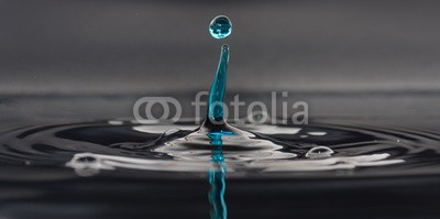 Gianfranco Bella, Goccia d'acqua blu (wasser, blues, dunkel, perlen, welle, reinheit, abstrakt, nass, schönheit, weiß, hell, schwarz, farbe, blume, foto, fotografie, frisch, bild, kräuseln, flüssig, licht, sauber, backgrounds, gischt, durchsichti)