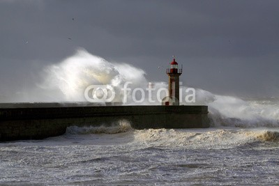 Zacarias da Mata, Stormy coast (tsunamis, sturm, welle, ozean, porto, meer, groß, draußen, küste, schwer, weiß, fels, wolken, reisen, stürmisch, leuchtturm, kräfte, pfeiler, fließen, tage, dramatisch, orkan, gott, licht, freiheit, katastrophe, sonne, portugal, dunkel, leuchtfeue)