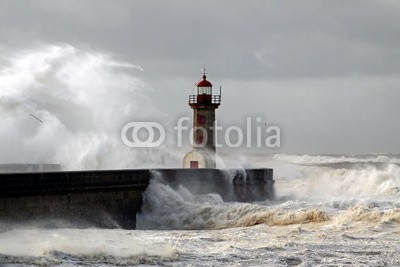 Zacarias da Mata, Stormy coast (tsunamis, sturm, welle, ozean, porto, meer, groß, draußen, küste, schwer, weiß, fels, wolken, reisen, stürmisch, leuchtturm, kräfte, pfeiler, fließen, tage, dramatisch, orkan, gott, licht, freiheit, katastrophe, sonne, portugal, dunkel, leuchtfeue)