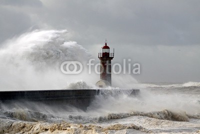 Zacarias da Mata, Stormy coast (tsunamis, sturm, welle, ozean, porto, meer, groß, draußen, küste, schwer, weiß, fels, wolken, reisen, stürmisch, leuchtturm, kräfte, pfeiler, fließen, tage, dramatisch, orkan, gott, licht, freiheit, katastrophe, sonne, portugal, dunkel, leuchtfeue)