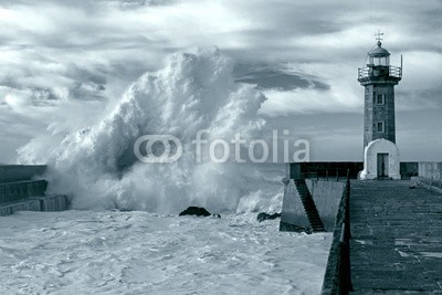 Zacarias da Mata, Stormy harbor (tsunamis, sturm, welle, ozean, porto, himmel, meer, groß, draußen, küste, schwer, weiß, fels, wolken, reisen, stürmisch, leuchtturm, kräfte, pfeiler, fließen, tage, dramatisch, orkan, gott, licht, freiheit, katastrophe, sonne, portugal, dunke)